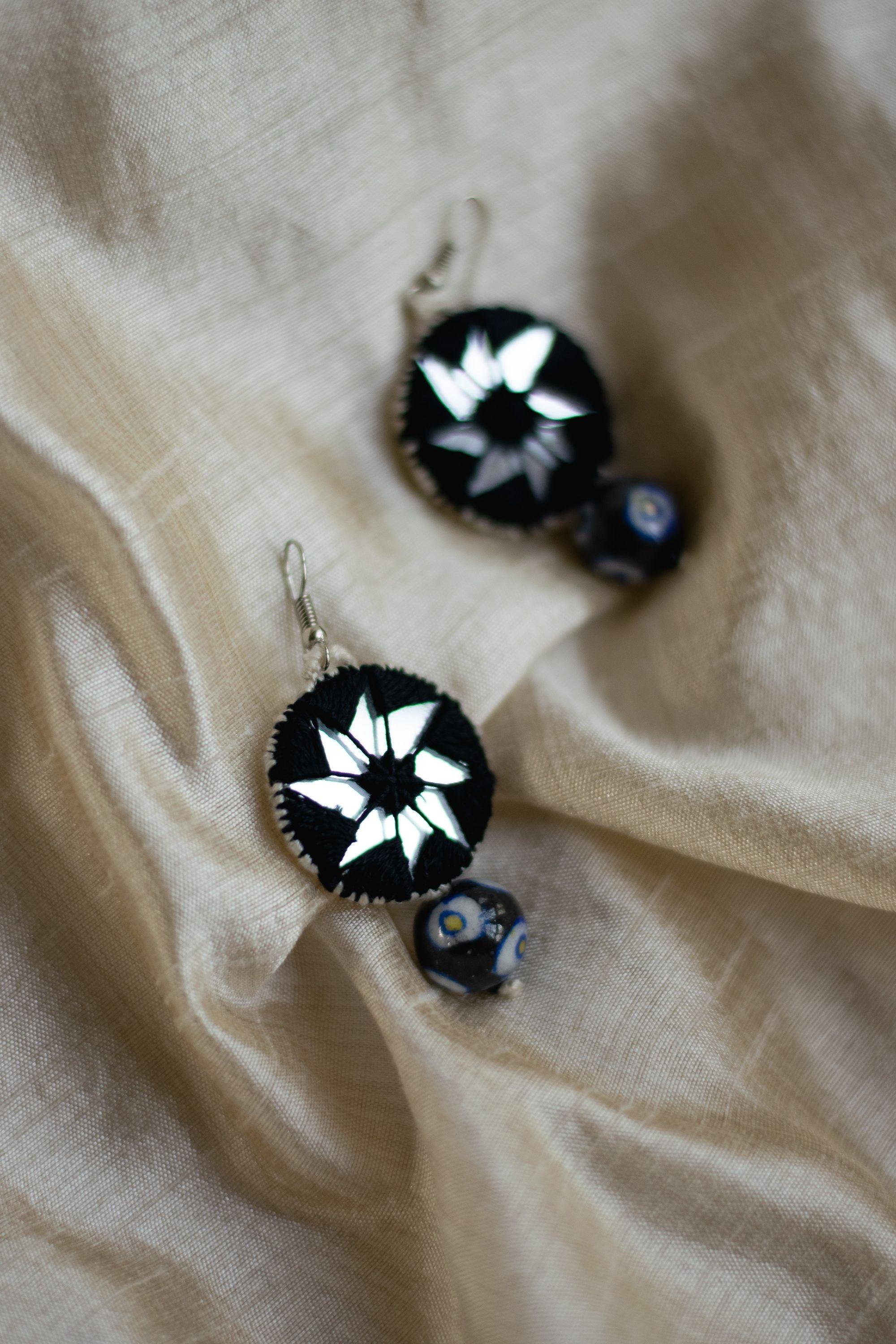 Kaisori Dual circle thread pottery earrings - black and white Kaisori