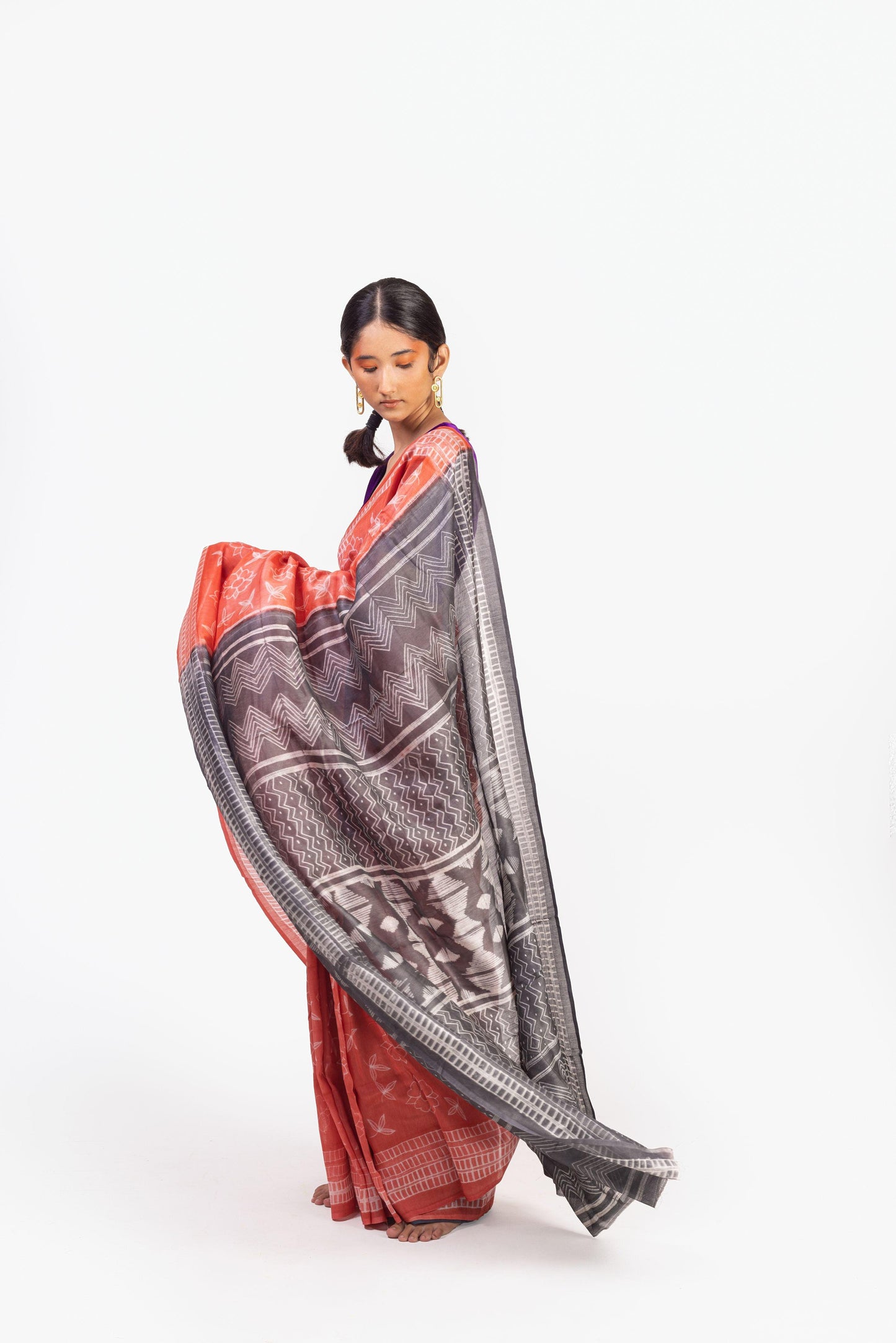 Kaisori Inayaat Red and Grey Shibori print saree Kaisori