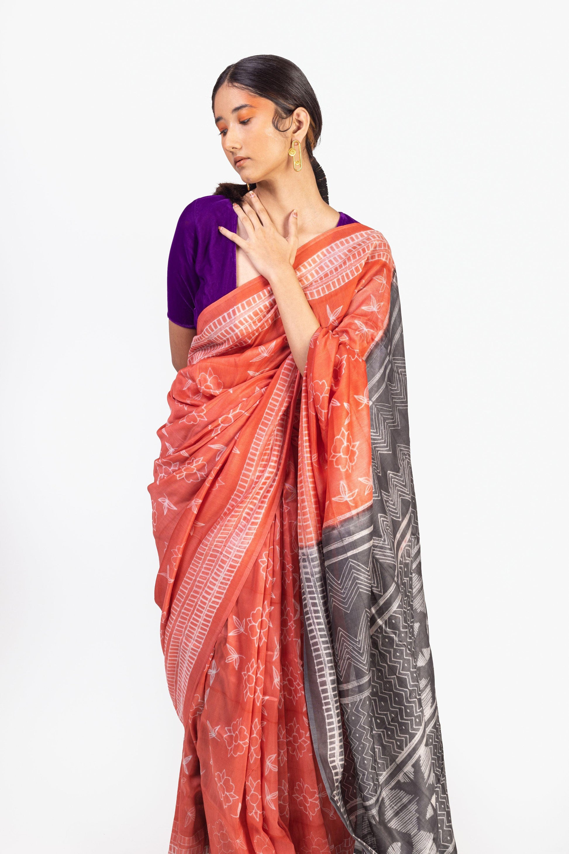 Kaisori Inayaat Red and Grey Shibori print saree Kaisori