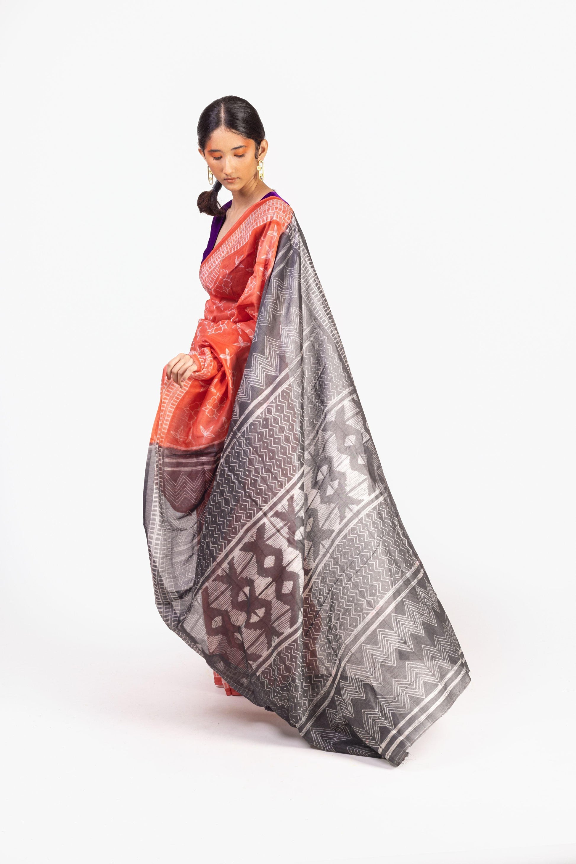 Kaisori Inayaat Red and Grey Shibori print saree Kaisori