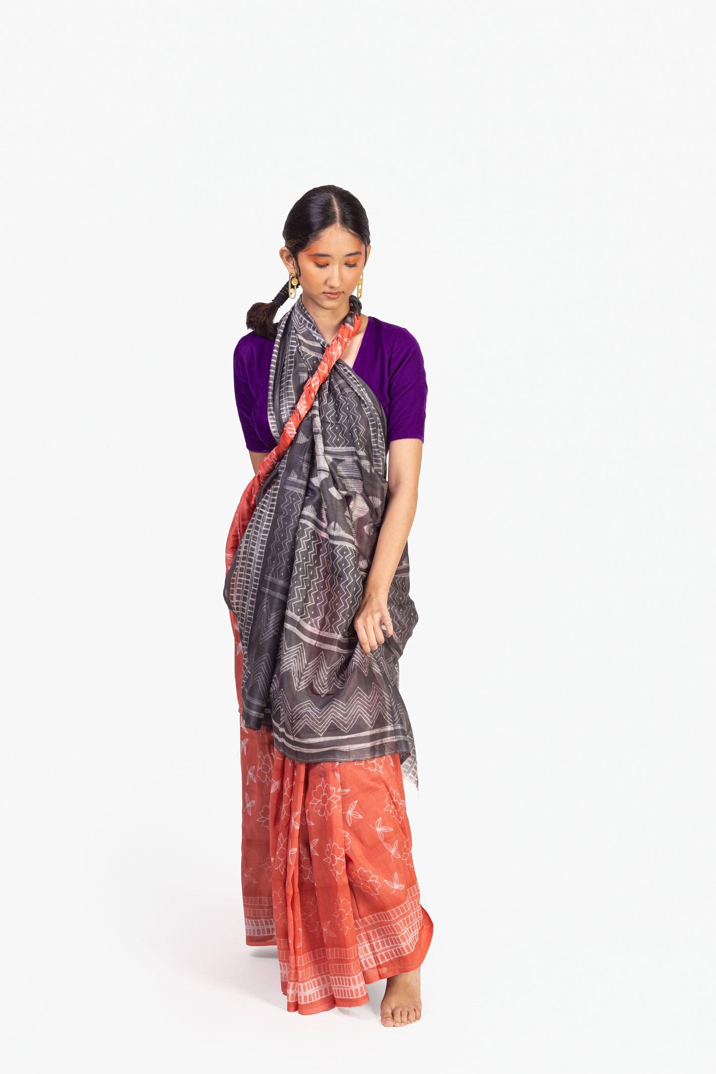 Kaisori Inayaat Red and Grey Shibori print saree Kaisori