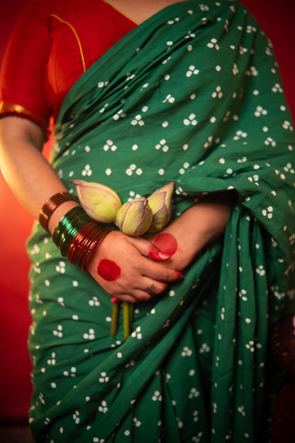 Hand knotted Kutchi Bandhani green cotton saree - Boondh