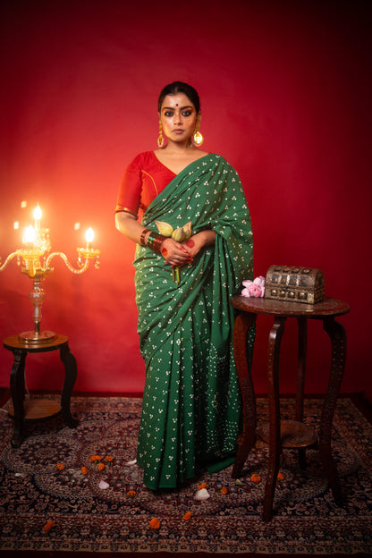 Hand knotted Kutchi Bandhani green cotton saree - Boondh